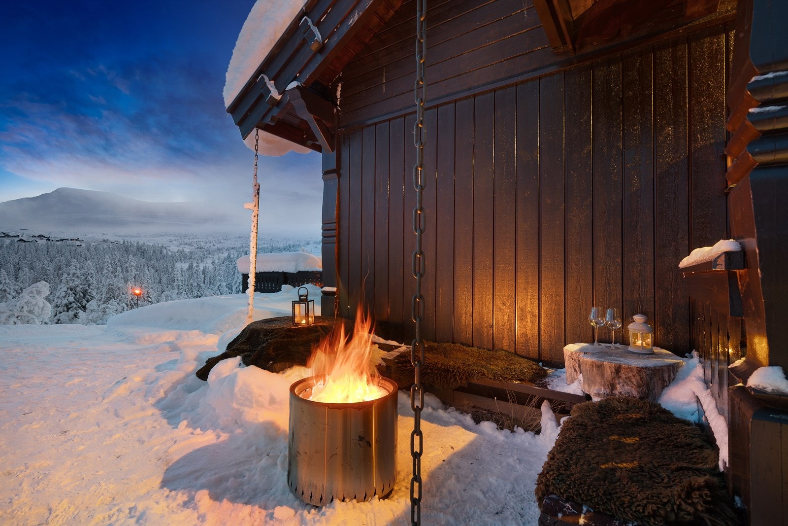 Hytta har flere herlige uteplasser, slik at man kan nyte sola hele dagen fra ulike soner. Sjekk denne hyggelige kroken ved inngangsparti. Varm kakao her etter en lang da i bakken? Galleribilde