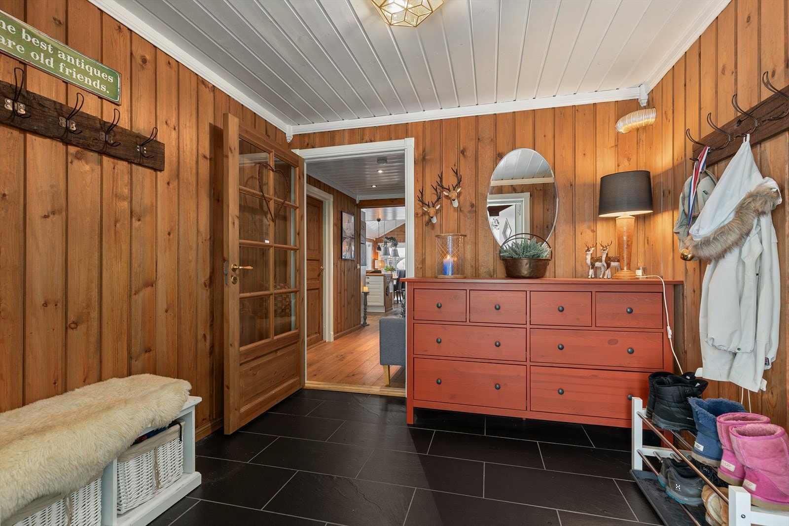 Entrè/ inngangsparti har en romslig størrelse med fin plass til oppbevaring, både vegghengt og i oppbevaringsmøbel. Galleribilde