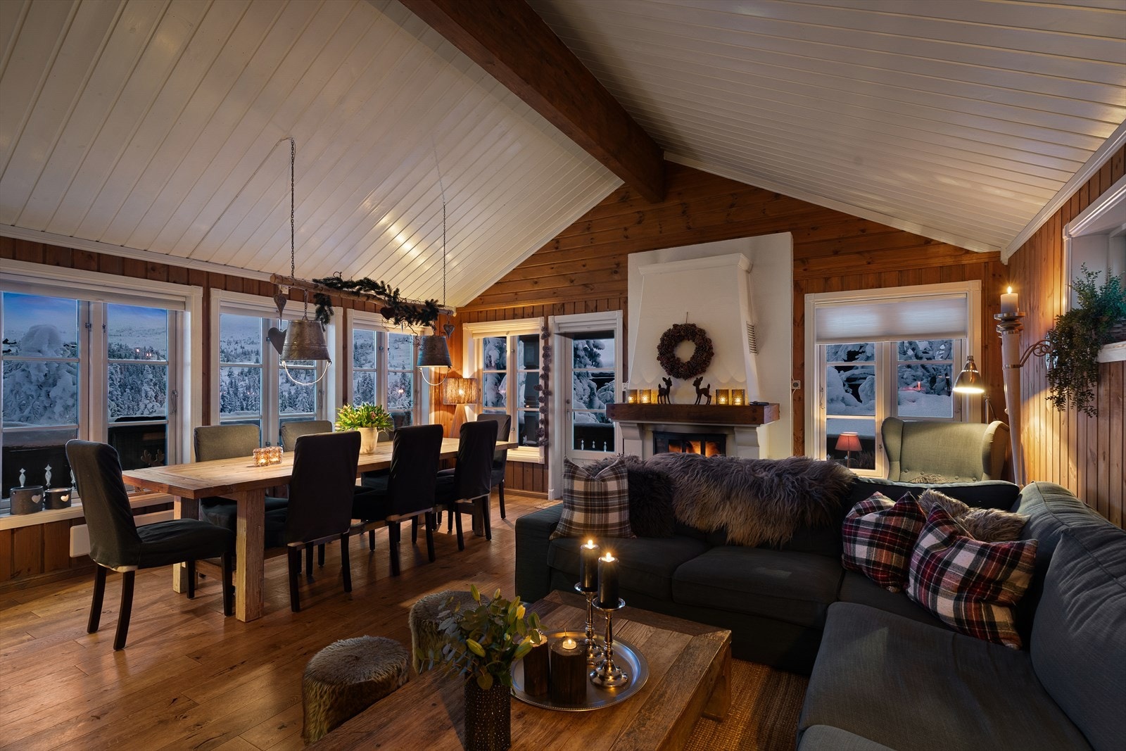 Hytta har en raus og fin åpen stue mot kjøkkenløsning med god plass til både sofagruppe og spisestue. Galleribilde