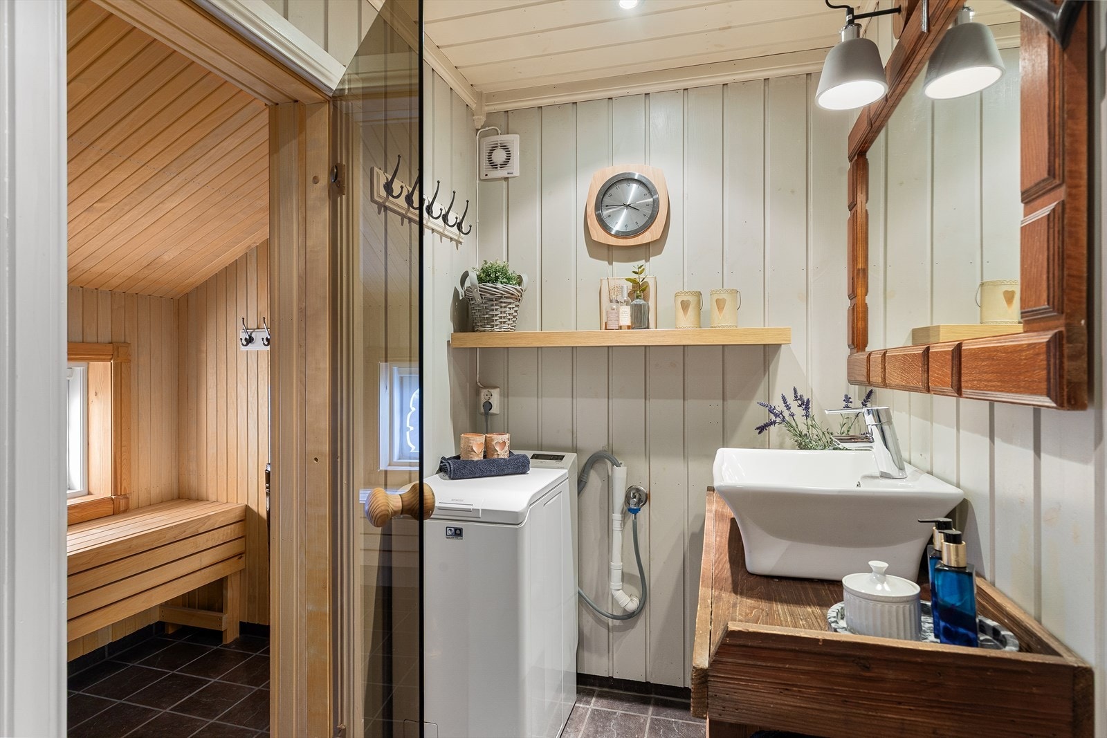 Det er videre opplegg for vaskemaskin på badet. Et must når man er på hytta spør du meg! Fra badet er det videre adkomst til en hyggelig badstu. Galleribilde