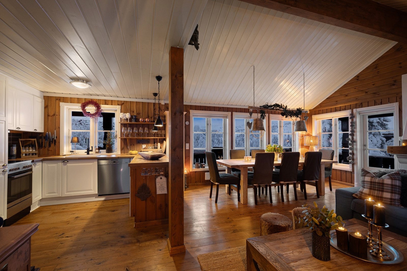 Hytta har en fin åpen kjøkken mot stueløsning. Galleribilde