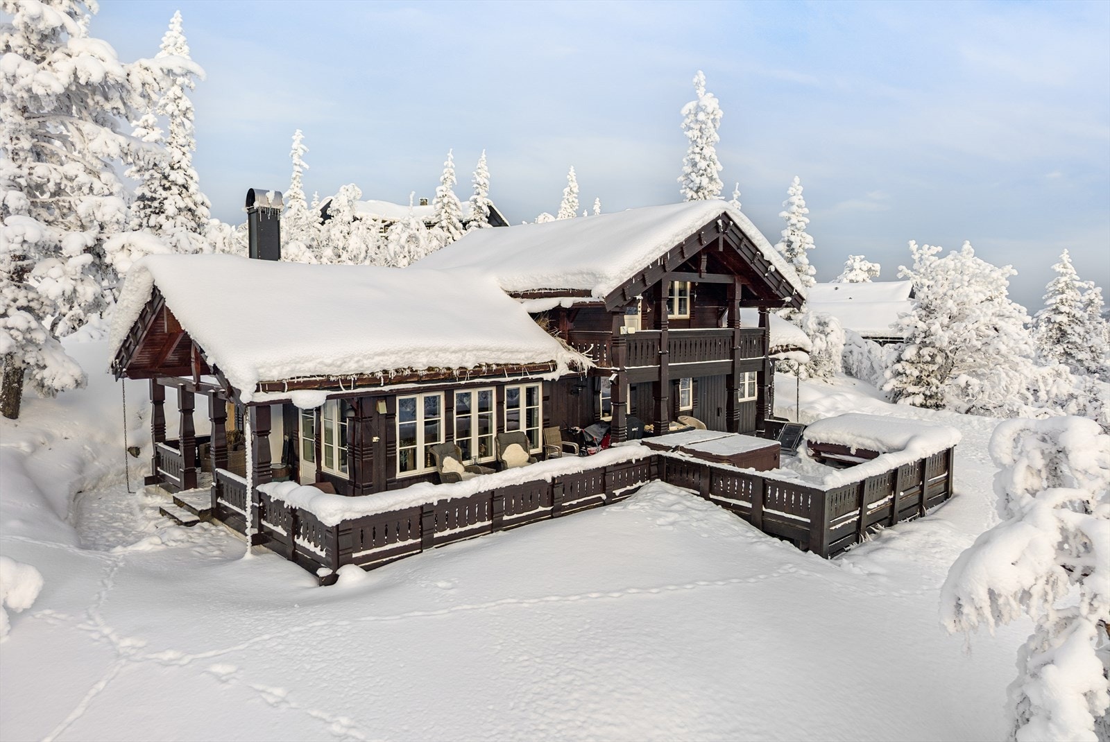 Fra stue er det videre adkomst til hyttas romslige terrasse og alle dens herlige soner. Galleribilde