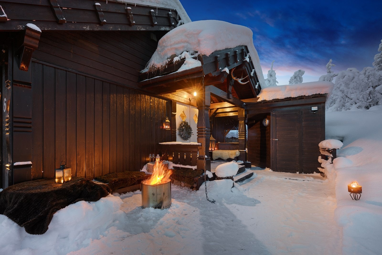 Hytten har et flott og innbydende inngangsparti. Bod ved inngangsparti er satt opp av selger i senere tid og har gode oppbevaringsmuligheter. Galleribilde