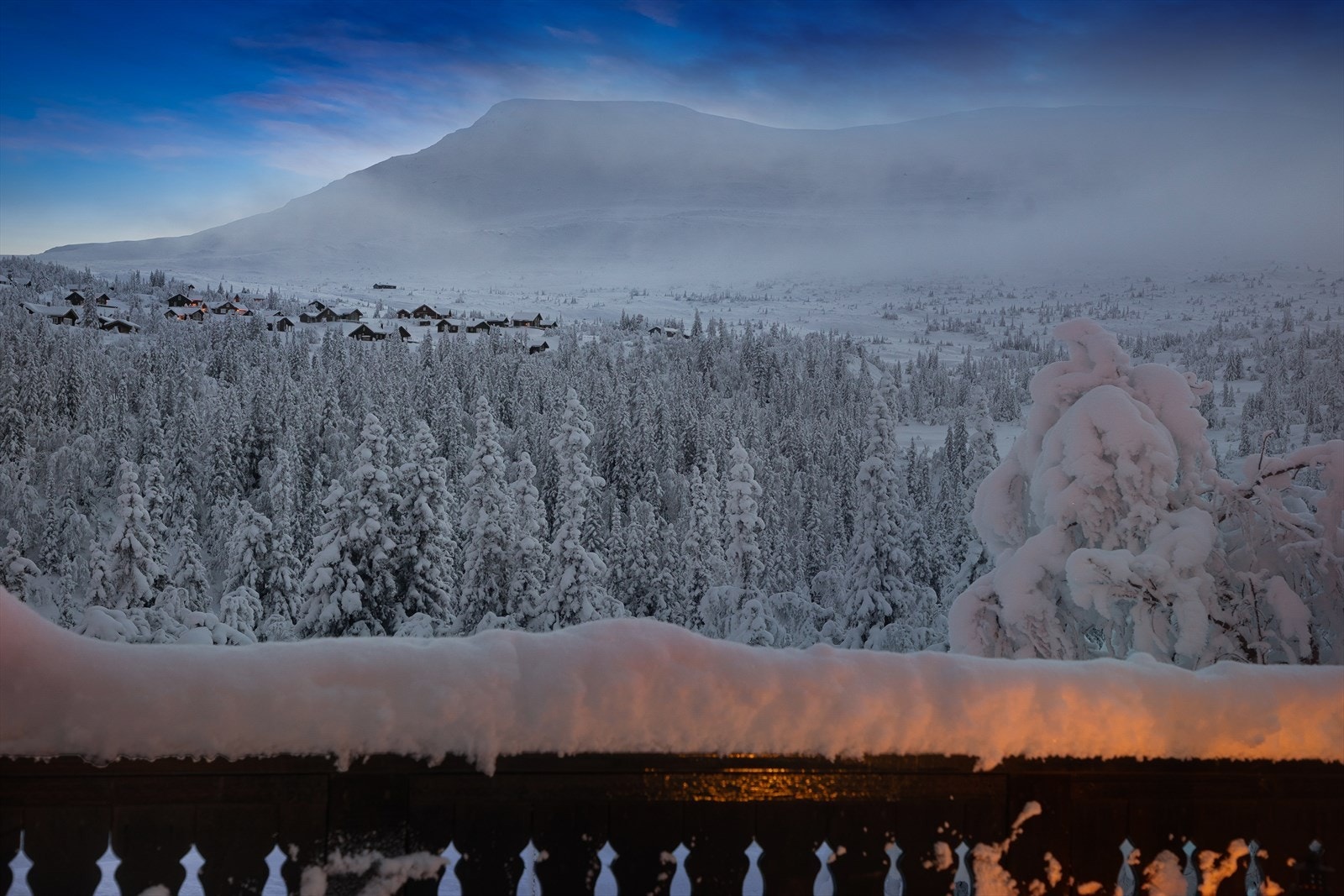 Storslått utsikt også fra denne balkongen. Her kan man nyte solnedgang over Høgevarde. Galleribilde