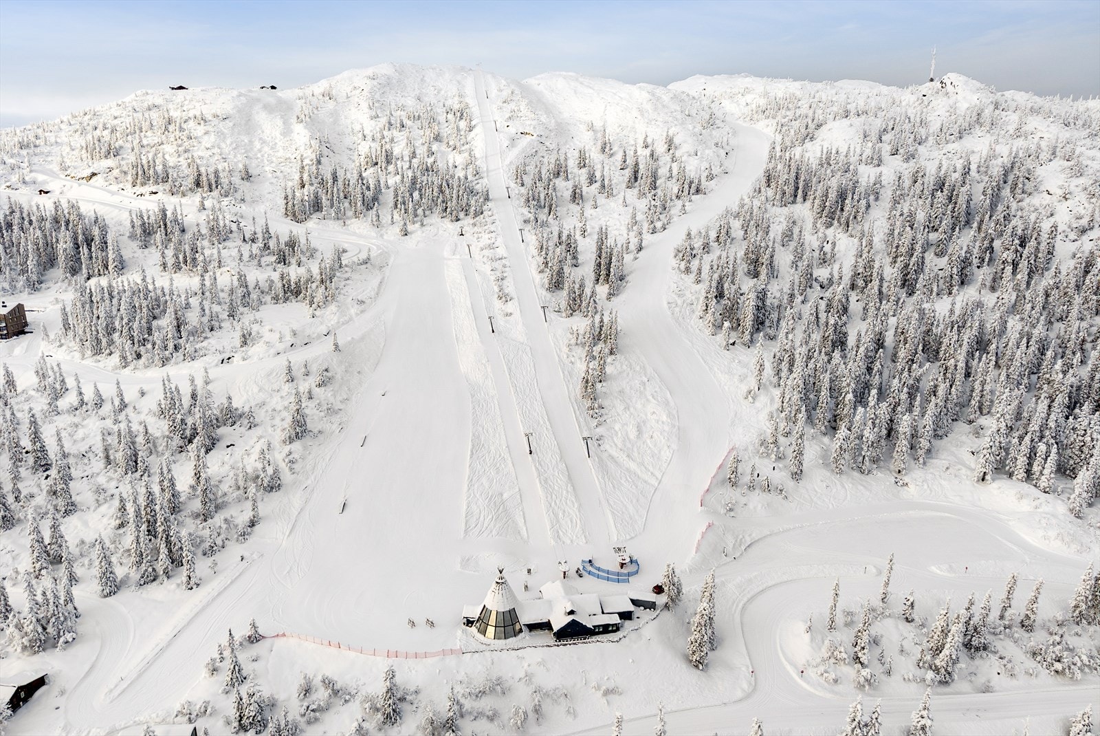 Det er kort vei til alpintanlegget fra hytta. Galleribilde