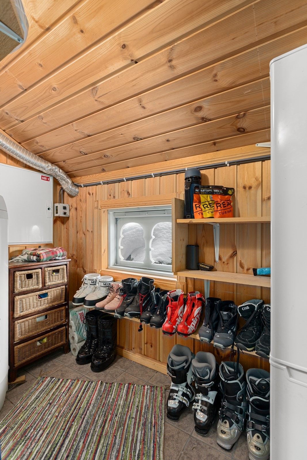 Ved inngangsparti finner man også en praktisk bod med gode oppbevaringsmuligheter samt plass til ekstra kjøleskap. Det er alltid kjekt med ekstra kjøleskap på hytta! Galleribilde