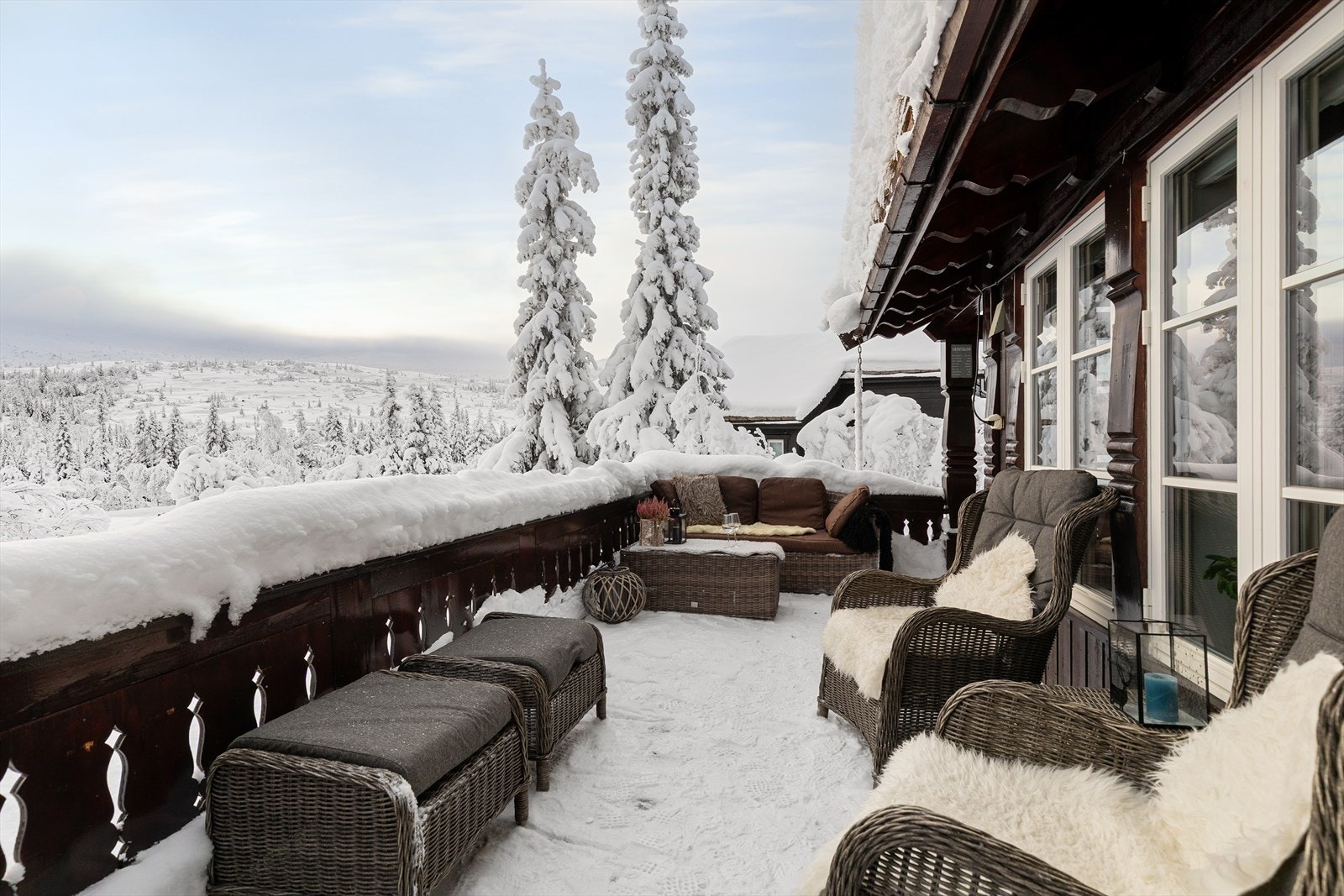 Det er god plass til flere hyggelige sittegrupper på denne flotte terrassen. Galleribilde