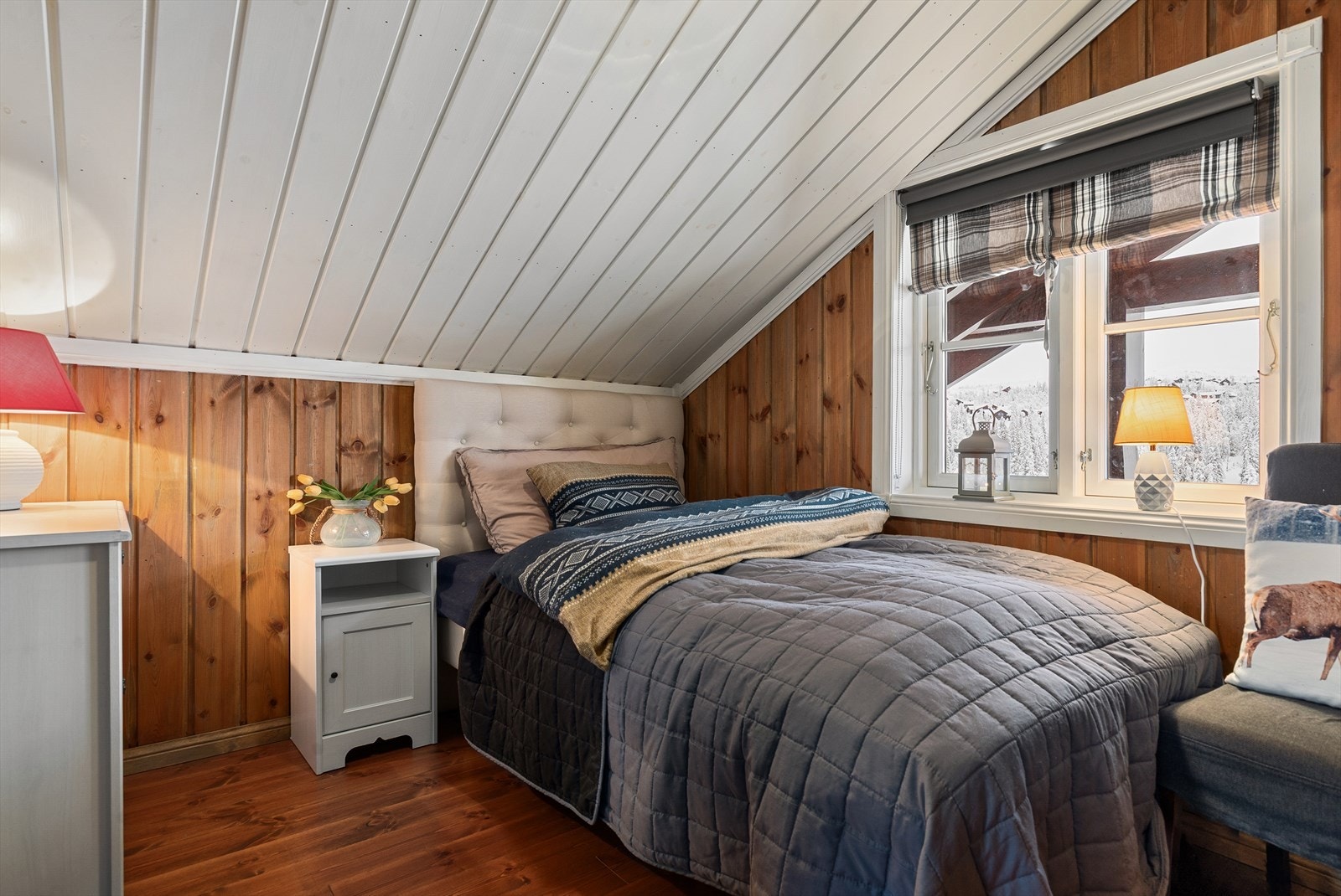 Fra loftstue er det videre adkomst til dette hyggelige soverommet med fin plass til seng samt øvrige oppbevaringsmøbler. Galleribilde