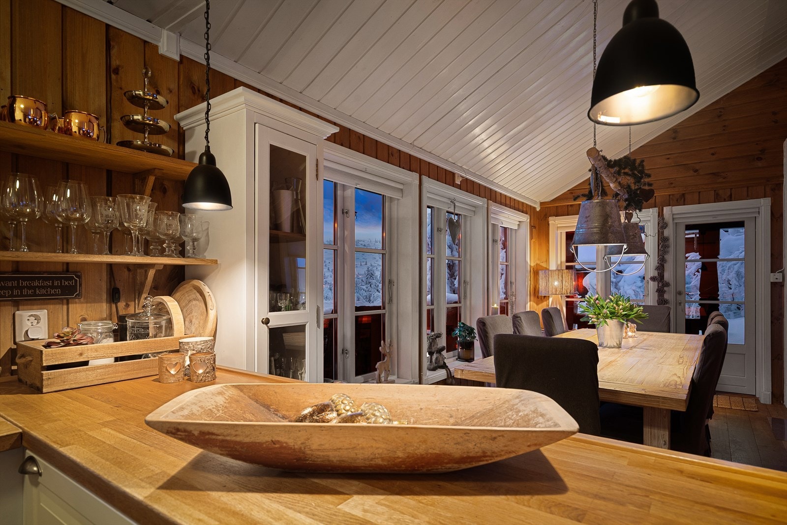 Fra kjøkken er det glidende overgang til spiseavdeling. Galleribilde