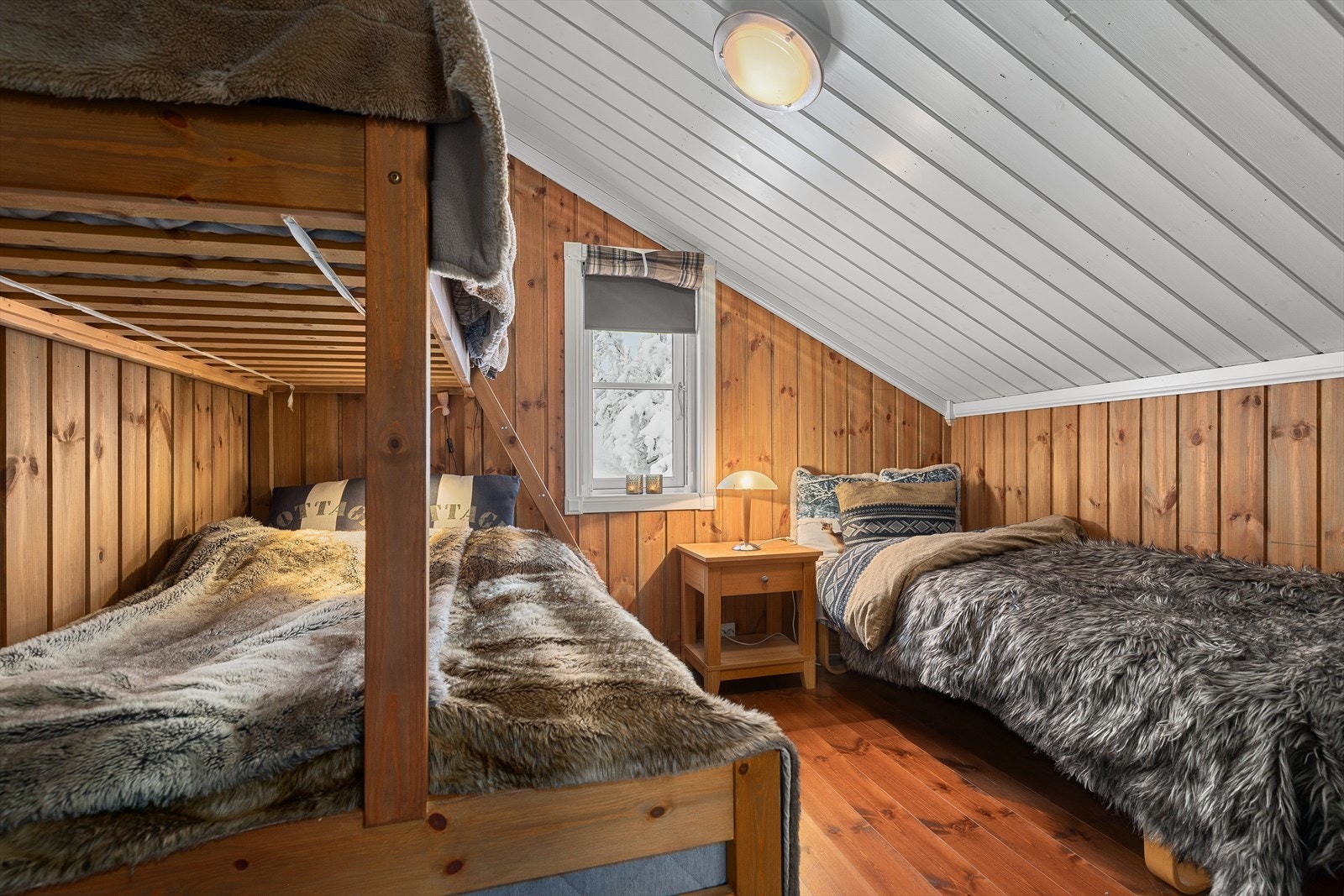 Det fjerde soverommet finner man i denne etasjen. Soverommet innehar en romslig størrelse med flere sengeplasser. Galleribilde