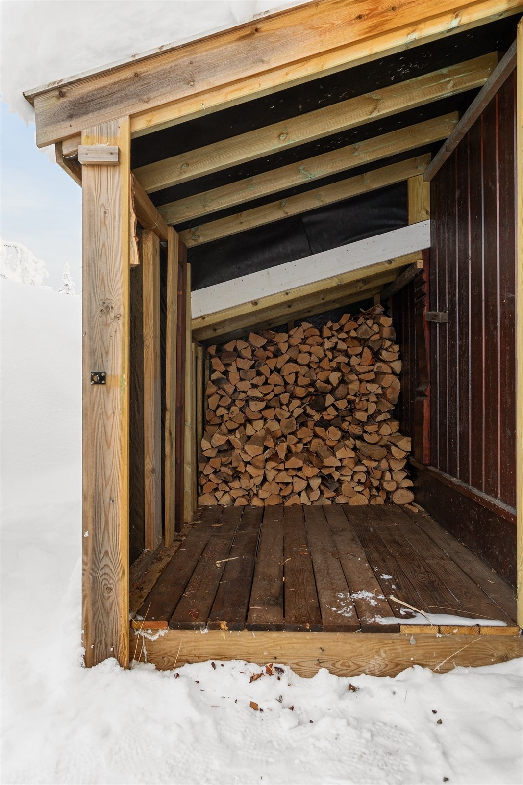 Vedbod i forlengelse av uteboden. Galleribilde