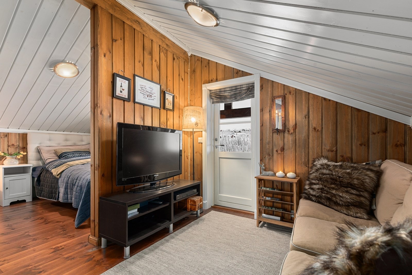 En hyggelig loftstue med fin plass til en liten sofakrok. Det er fra dette rommet videre adkomst til soverom i denne etasjen samt balkong. Galleribilde