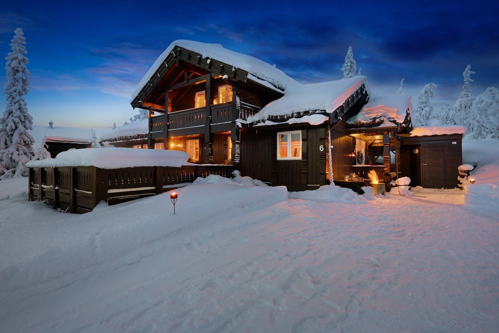 Det er kjørevei helt frem til hytta med svært gode parkeringsmuligheter på egen tomt. Galleribilde