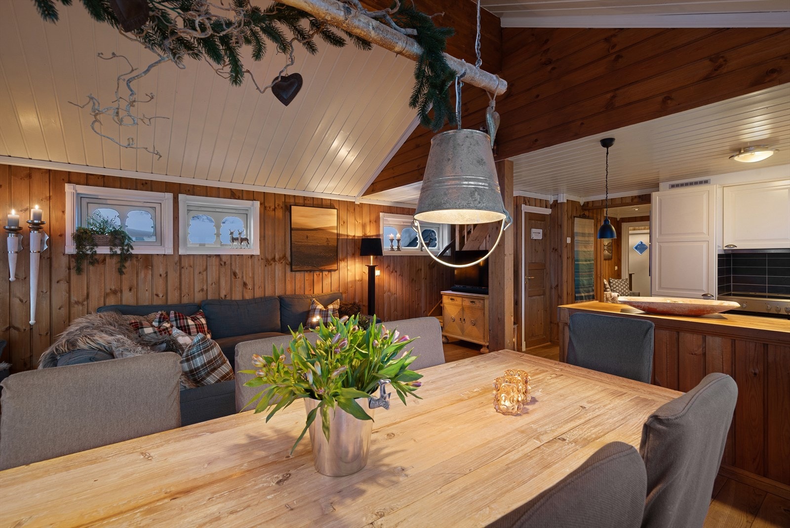 Det er god plass til et raust spisebord i dette rommet. Galleribilde