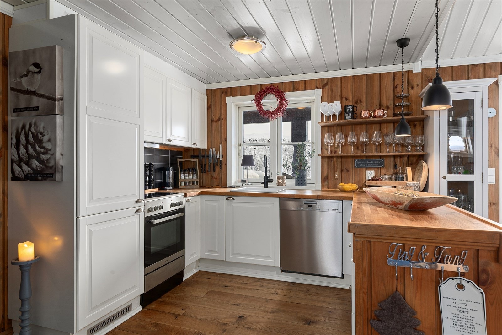 Selger har gjennomført oppgraderinger på kjøkken med bla nyere hvitevarer, bla fra kvalitetsleverandør Miele. Galleribilde