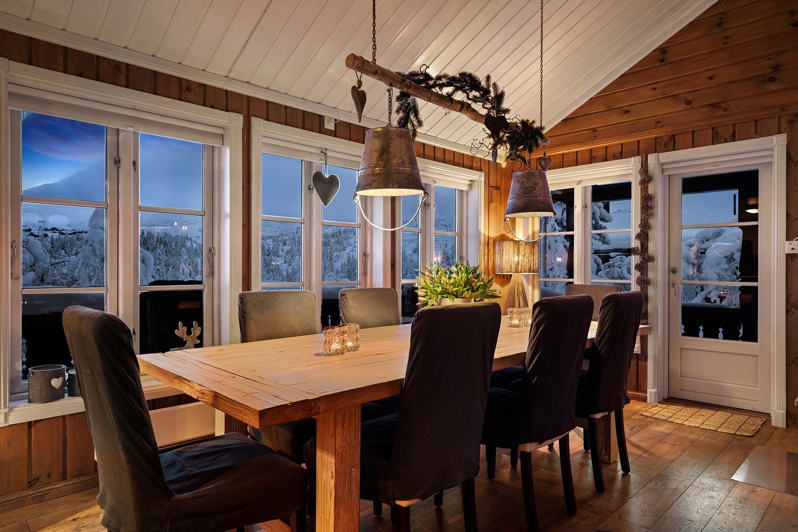 Samle familie og venner her fremover? Nydelig utsikt mot Høgevardetoppen fra stue. Galleribilde