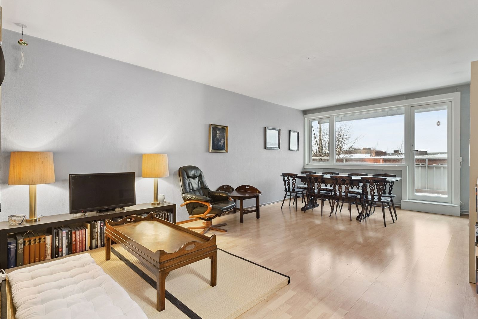 Stor og luftig stue med utgang til solrik, vestvendt balkong Galleribilde