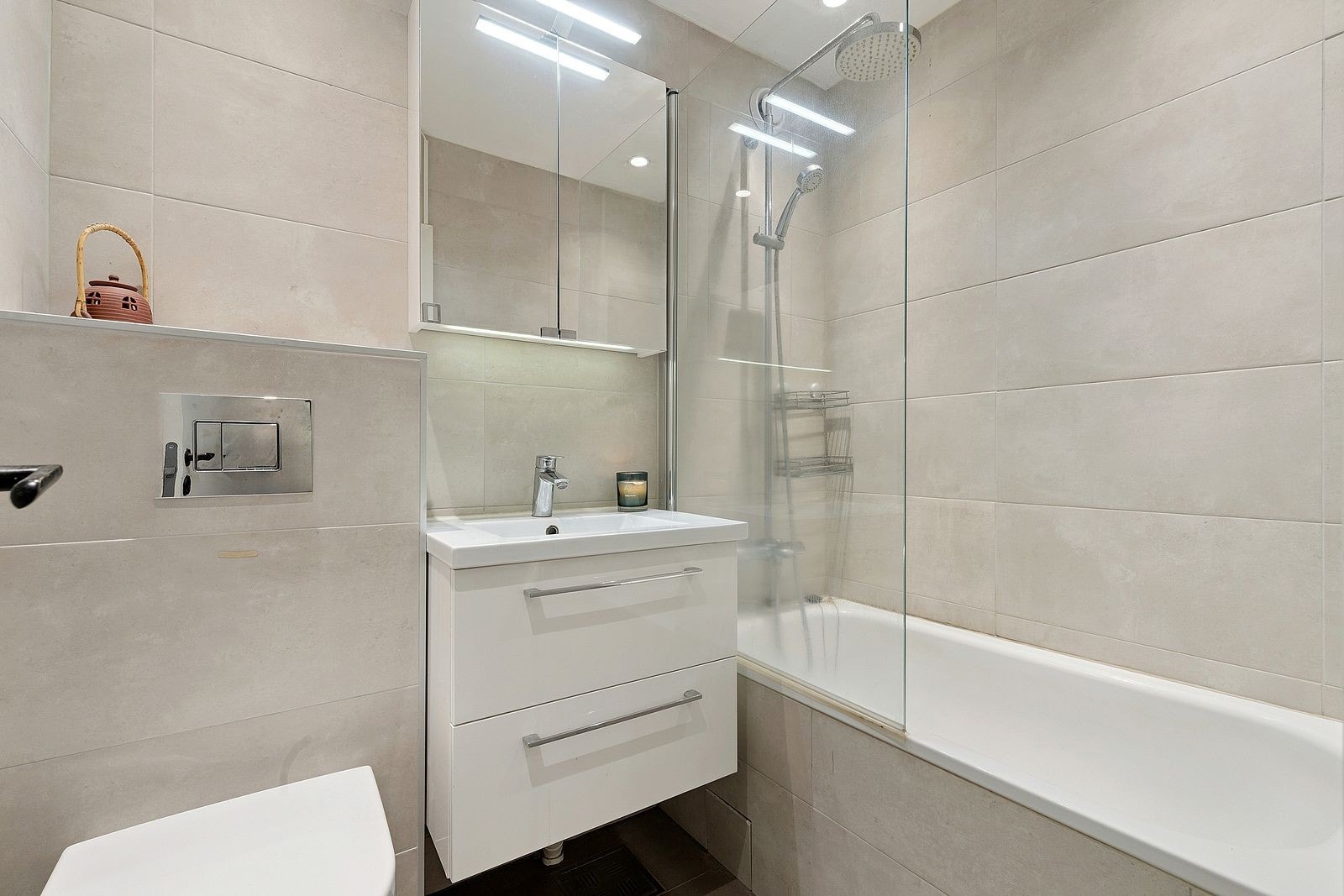 Delikat bad/WC med badekar og dusj Galleribilde