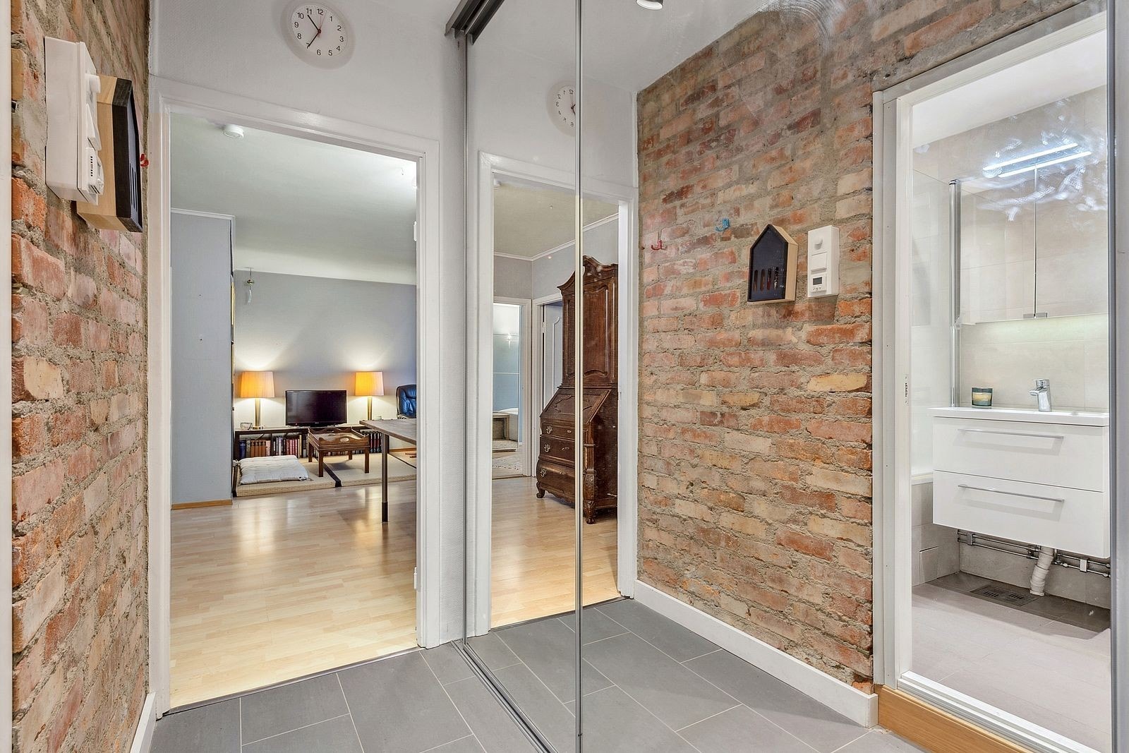 Entré med praktisk skyvedørsgarderobe Galleribilde