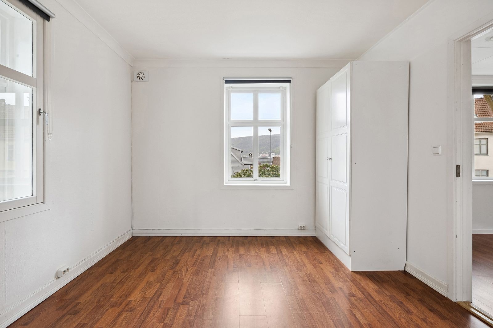 Leiligheten har et romslig soverom med plass til dobbeltseng og garderobeskap. Galleribilde