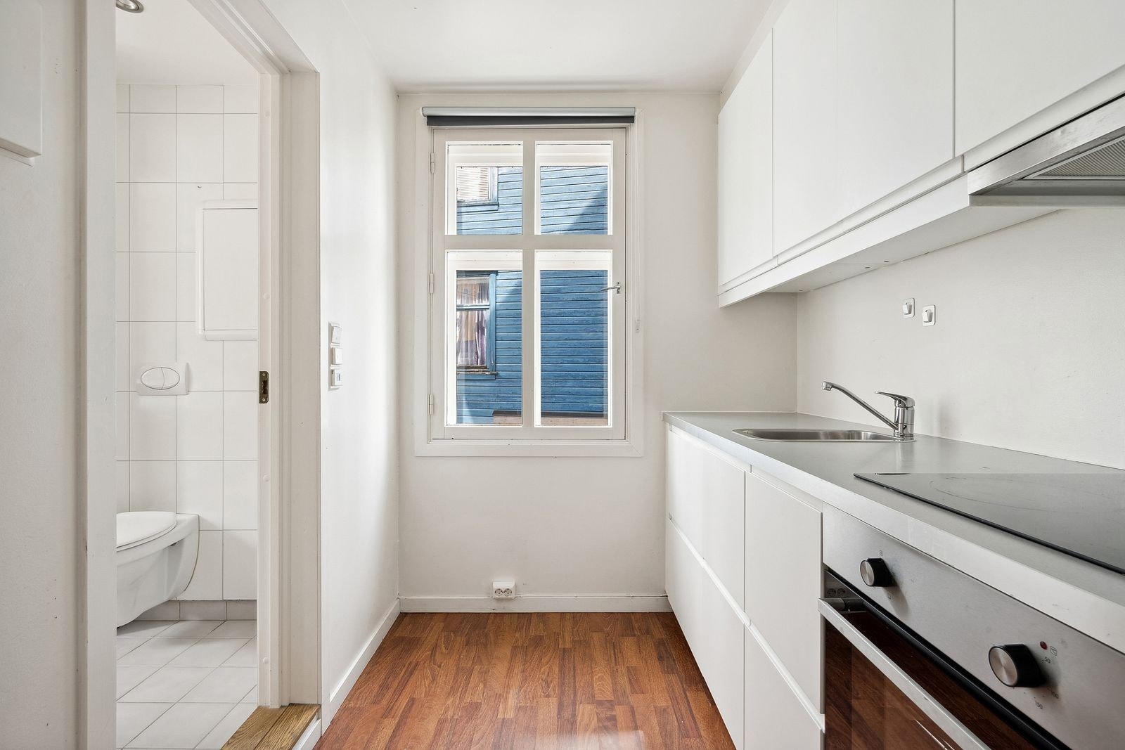 Kjøkken med komfyr, oppvaskmaskin, mikro, platetopp og kjøleskap. Galleribilde