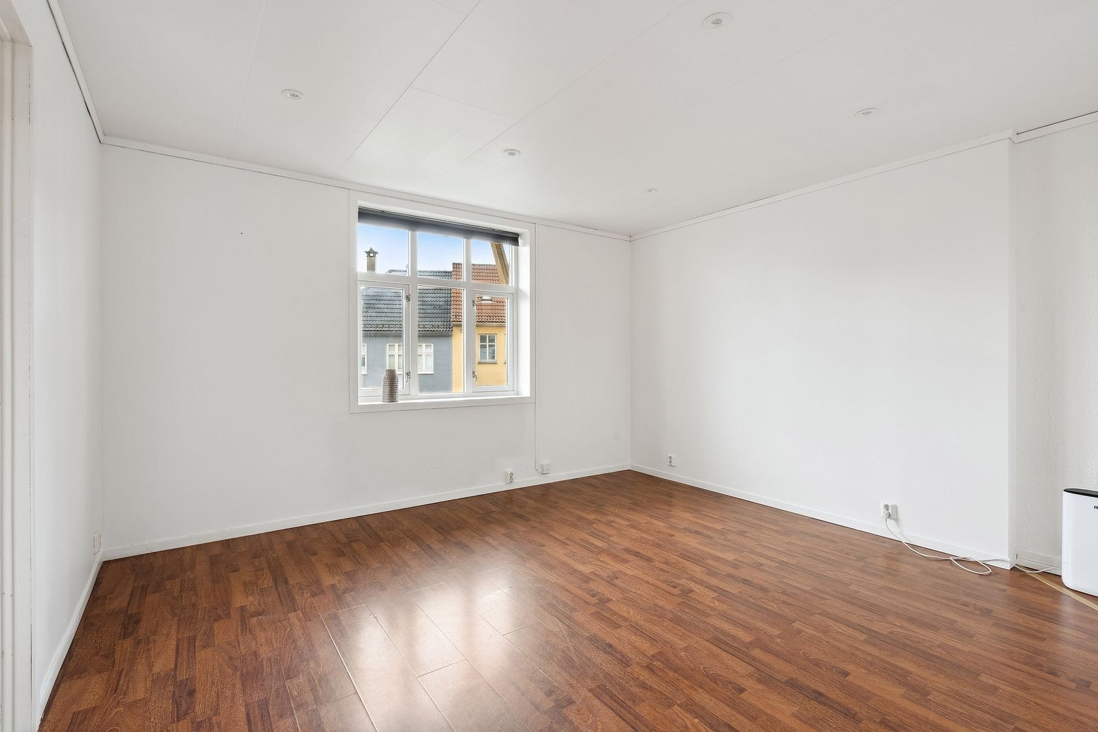 Romslig stue med plass til sofa og spisebord. Galleribilde