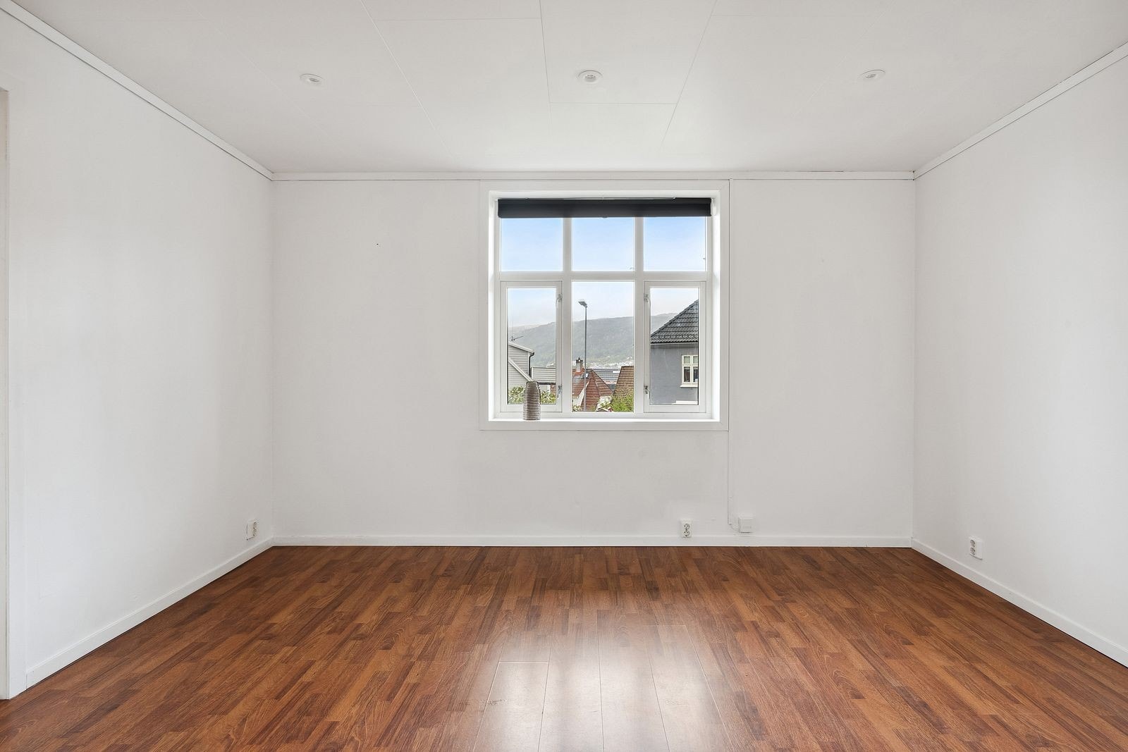 Romslig stue med plass til sofa og spisebord. Galleribilde