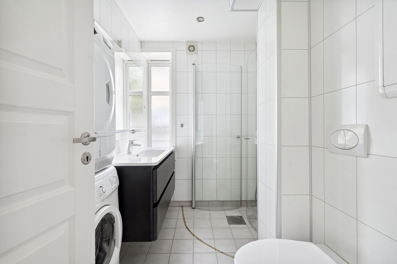 Fint bad med dusj, servant, toalett, vaskemaskin og tørketrommel. Galleribilde