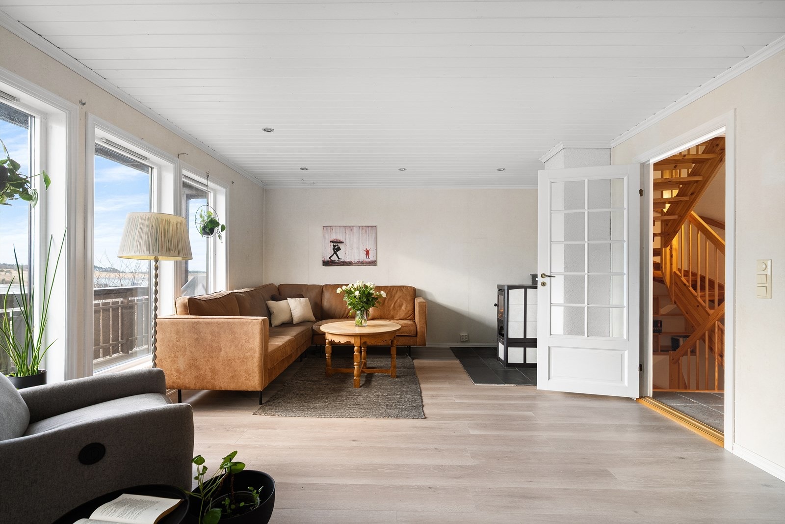 Lys stue med spotter i tak. Galleribilde