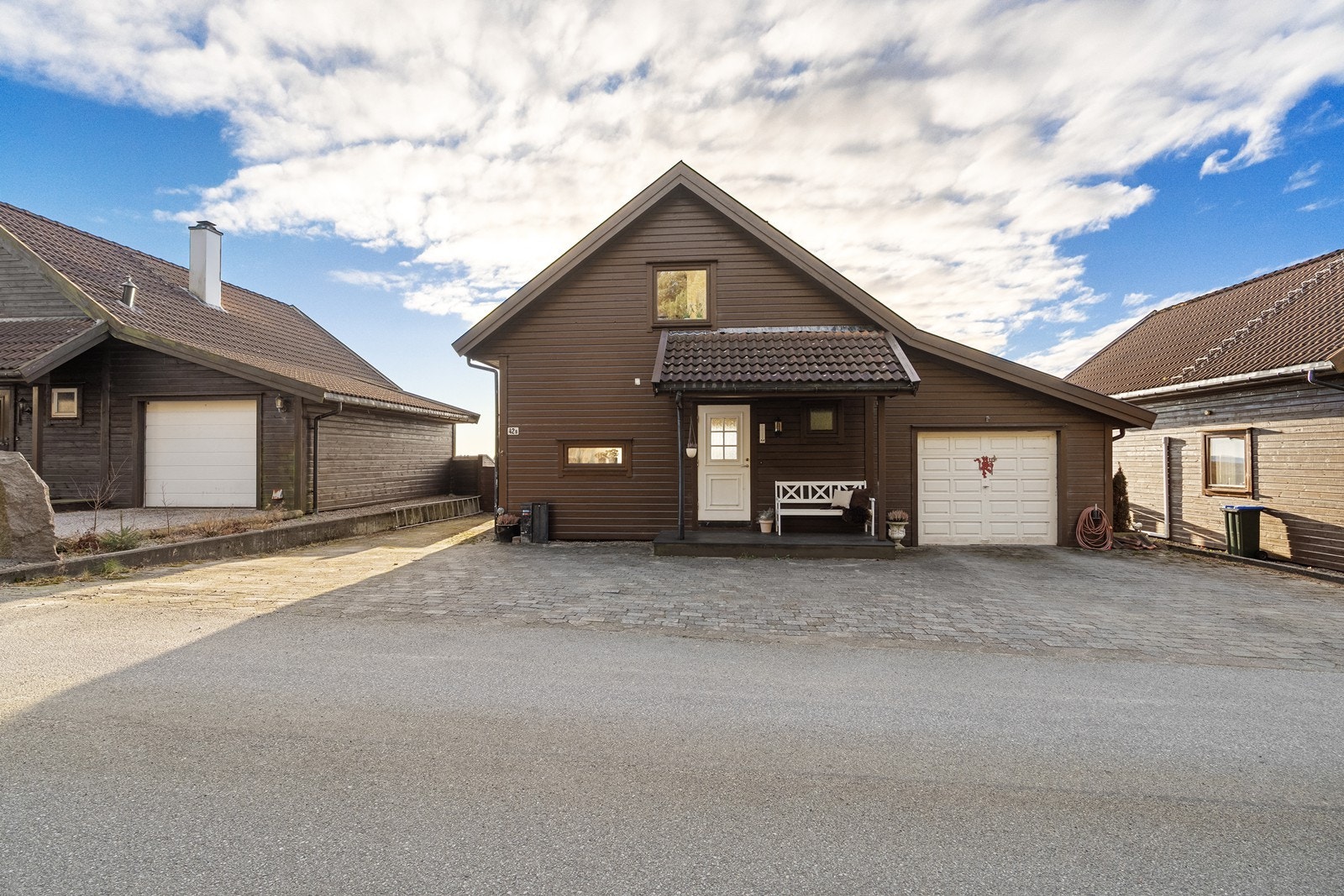 Flott og lettstelt gårdsrom med beleggingsstein, som gir et ryddig og tiltalende førsteinntrykk. Gode parkeringsforhold og enkel adkomst til garasje. Galleribilde