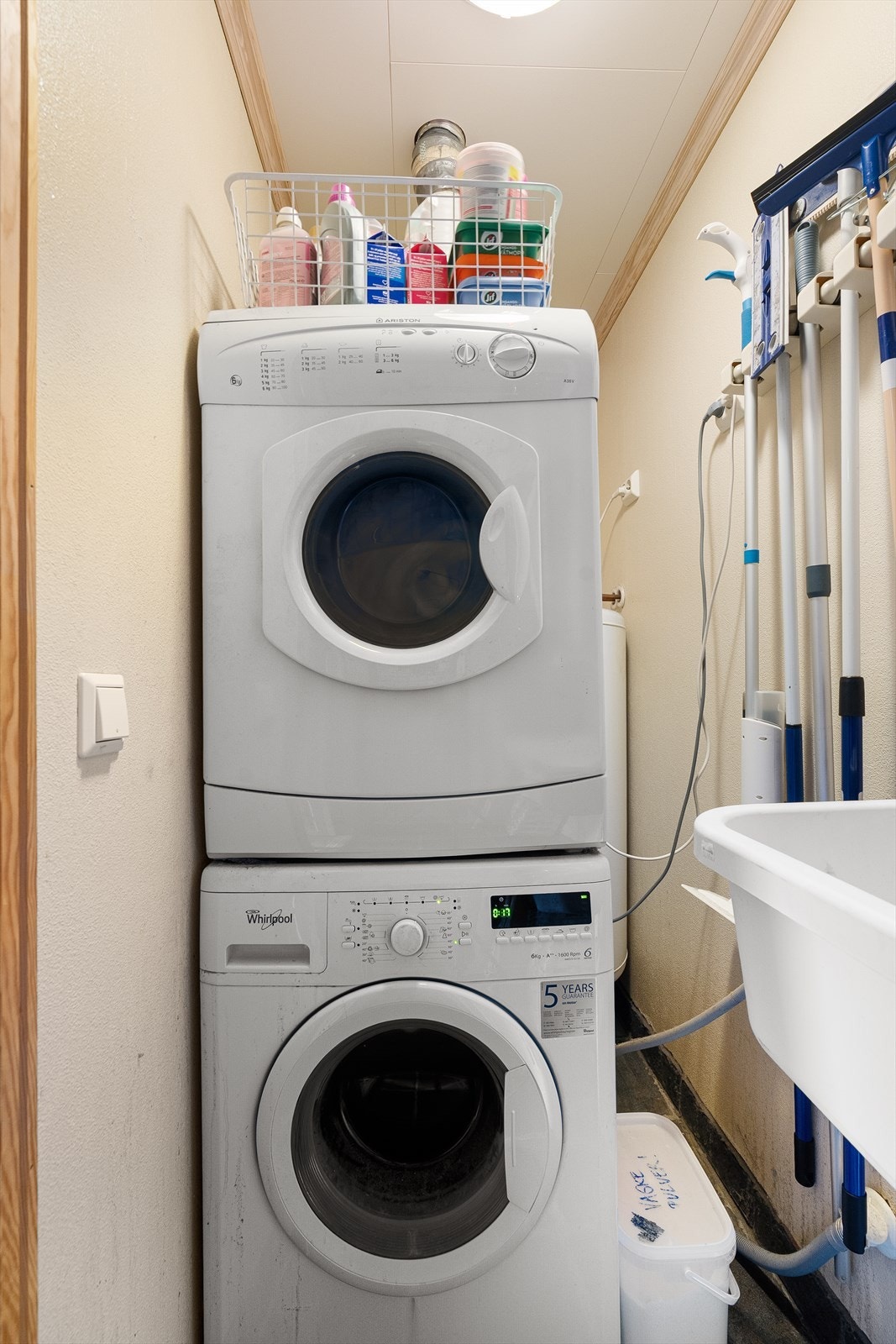 Teknisk rom med opplegg for vask og tørk. Galleribilde