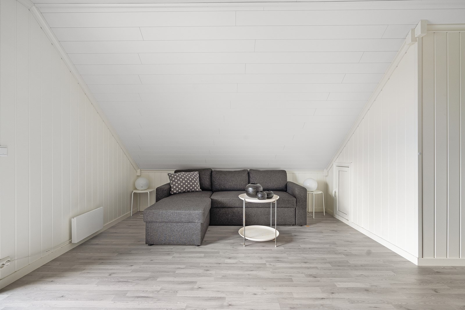 En romslig loftstue. Galleribilde