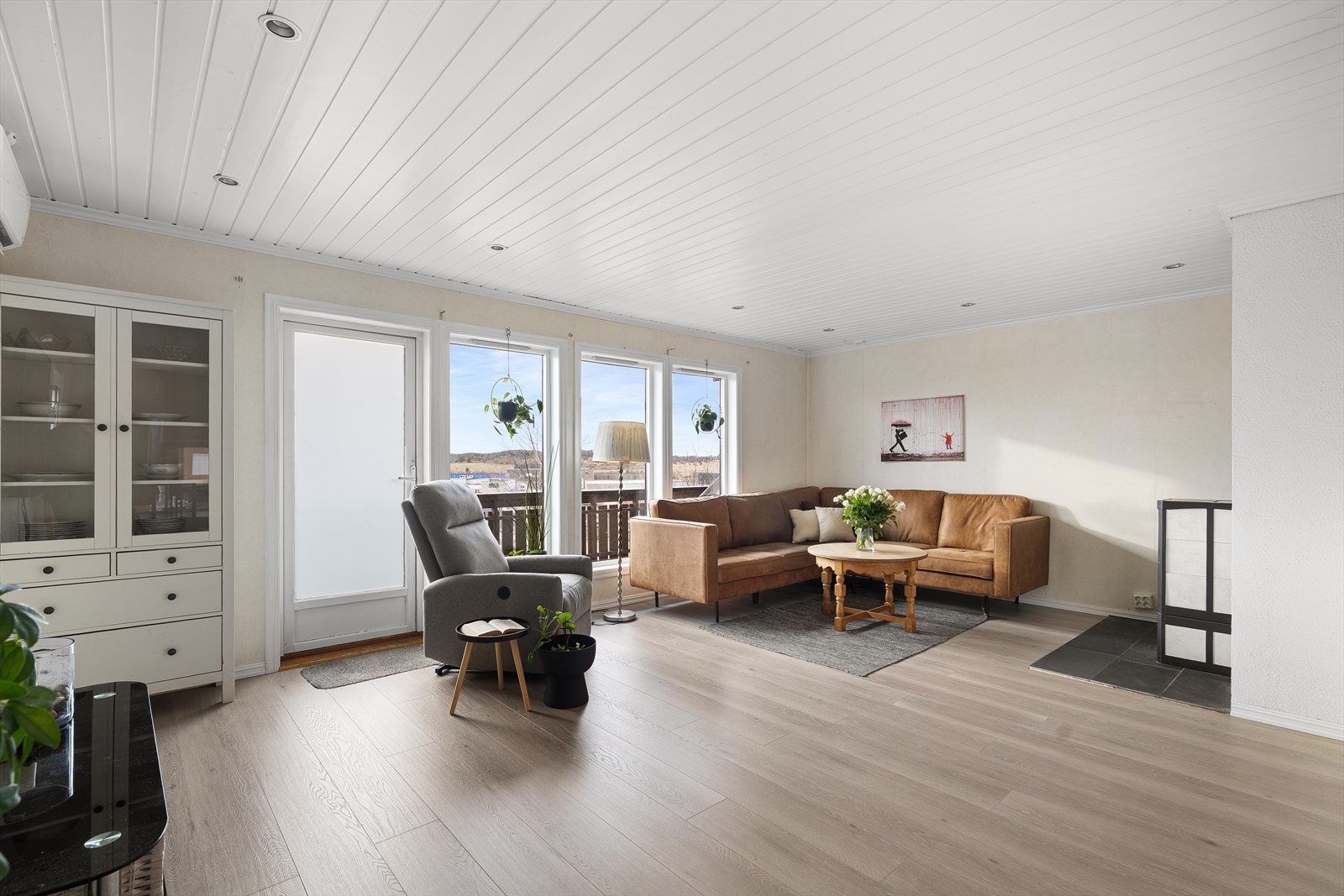 Romslig stue med plass til flere sittegrupper. Galleribilde