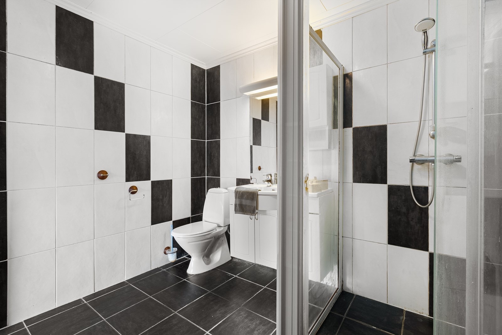 Helfliset bad med varmekabler i gulv. Galleribilde