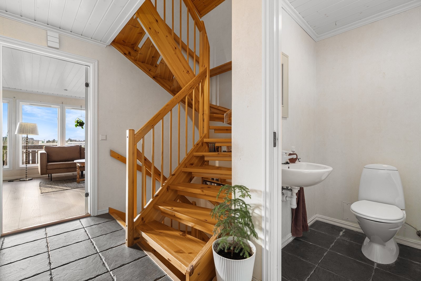 Gjestetoalett i hovedetasjen. Galleribilde