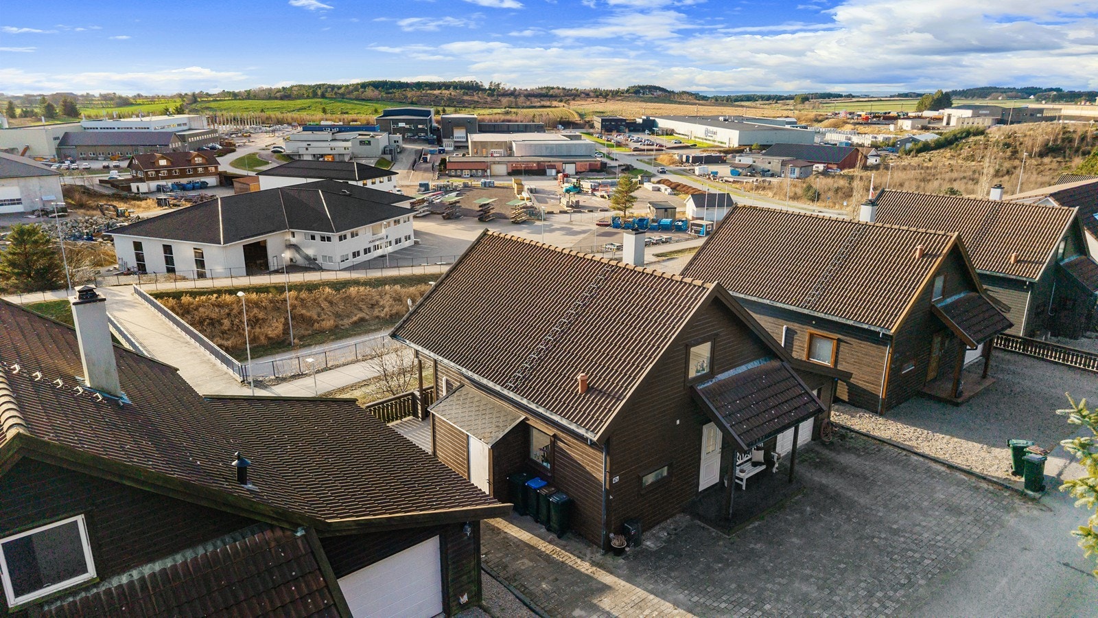 Boligen ligger pent plassert i rekke på etablert felt. Galleribilde