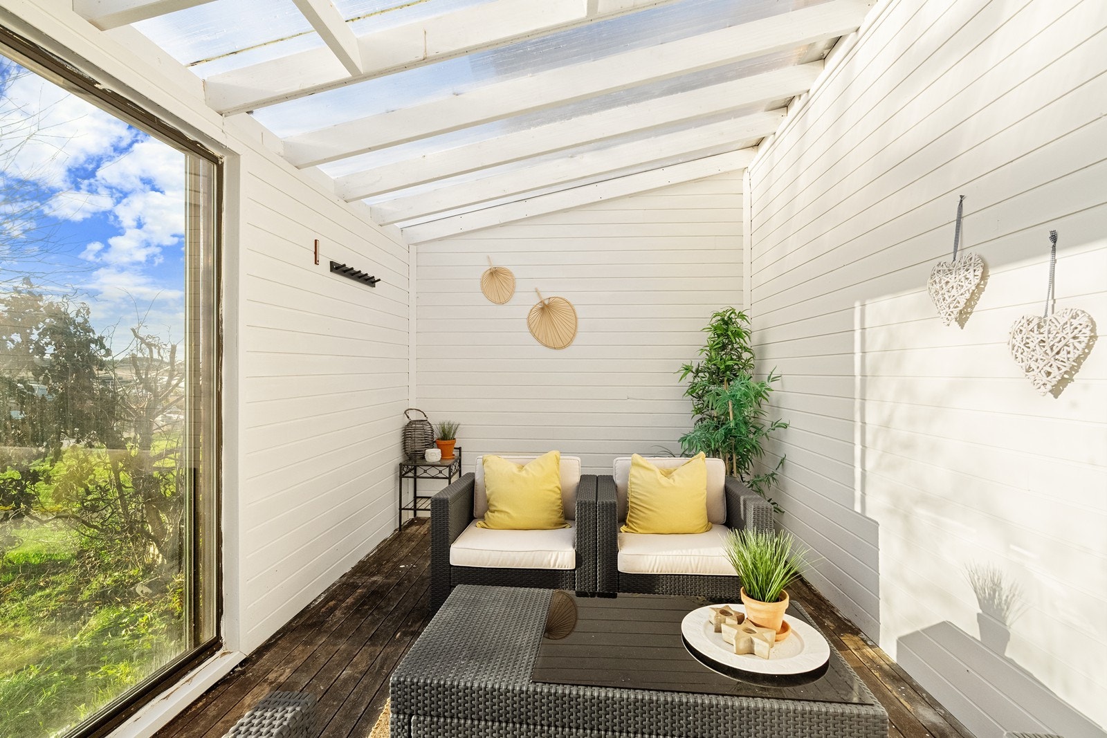 Hagestue med skyvefelt ut mot hagen (ikke godkjent) - praktisk mot vær og vind. Galleribilde