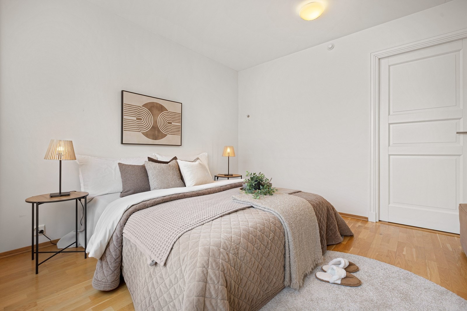 Rommet er lysmalt og har god plass til dobbeltseng med tilhørende nattbord. Galleribilde