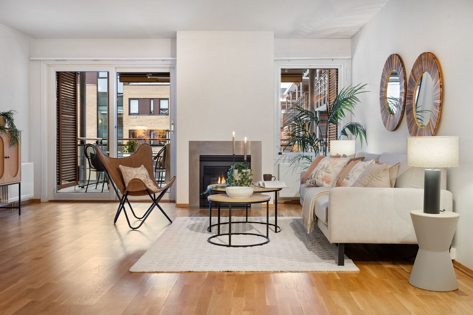 Fra stua er det utgang via skyvedør til den overbygde balkongen. Galleribilde