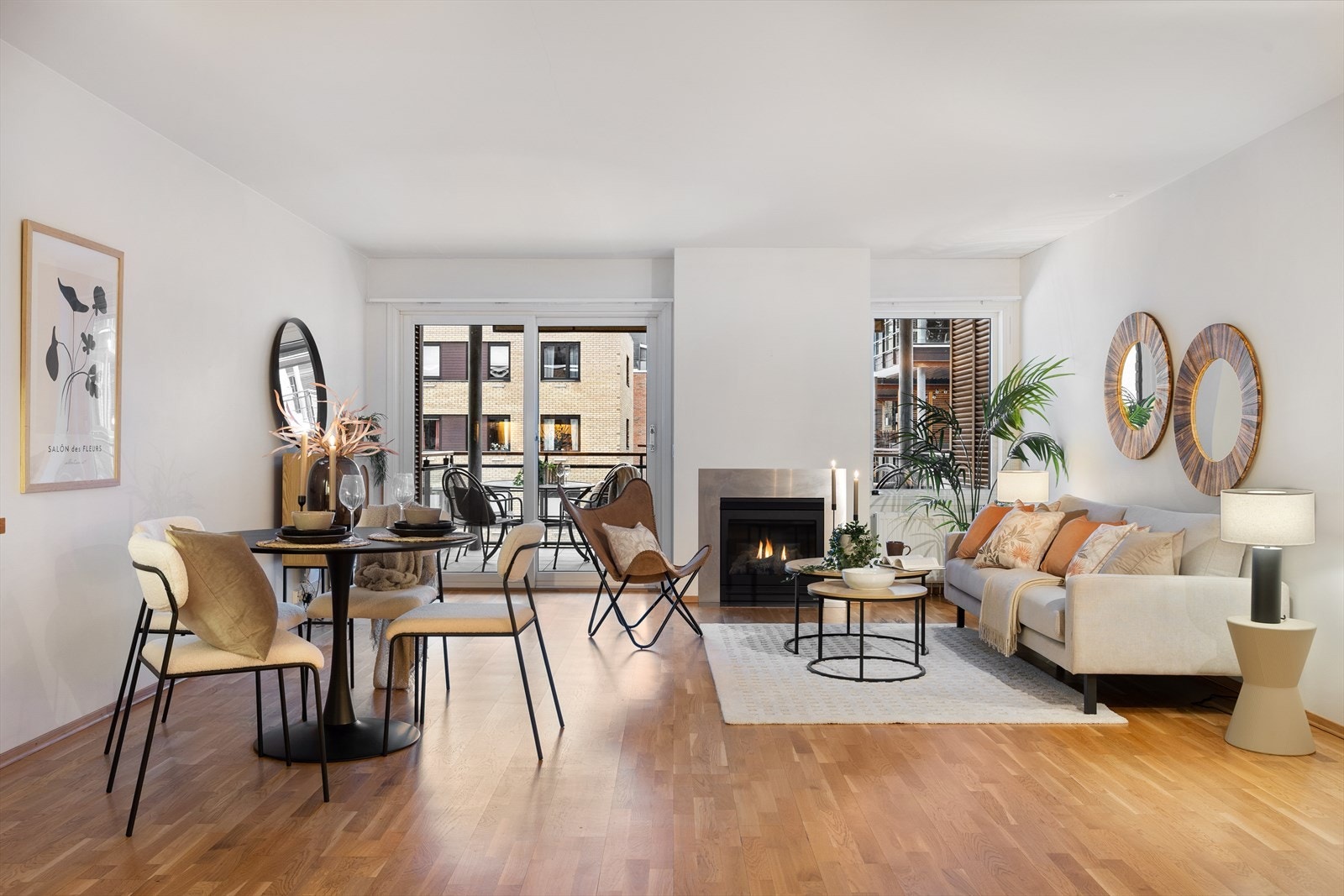 Leiligheten varmes opp med fjernvarme til radiatorer. I tillegg er det en gasspeis i stua som skaper lun og god stemning. Galleribilde