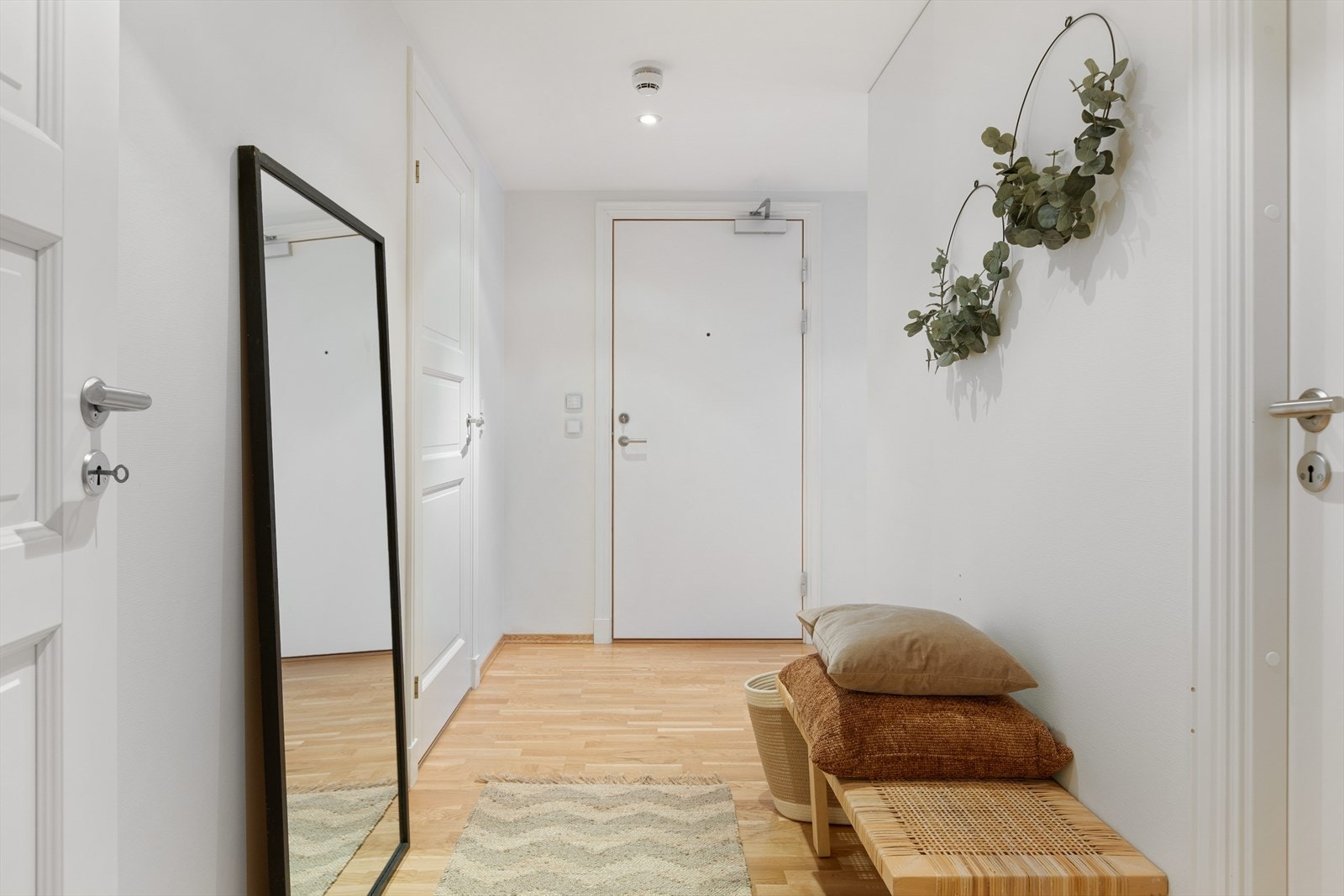 Lys entré med downlights i taket og plass til diverse oppbevaringsmøbler. Galleribilde