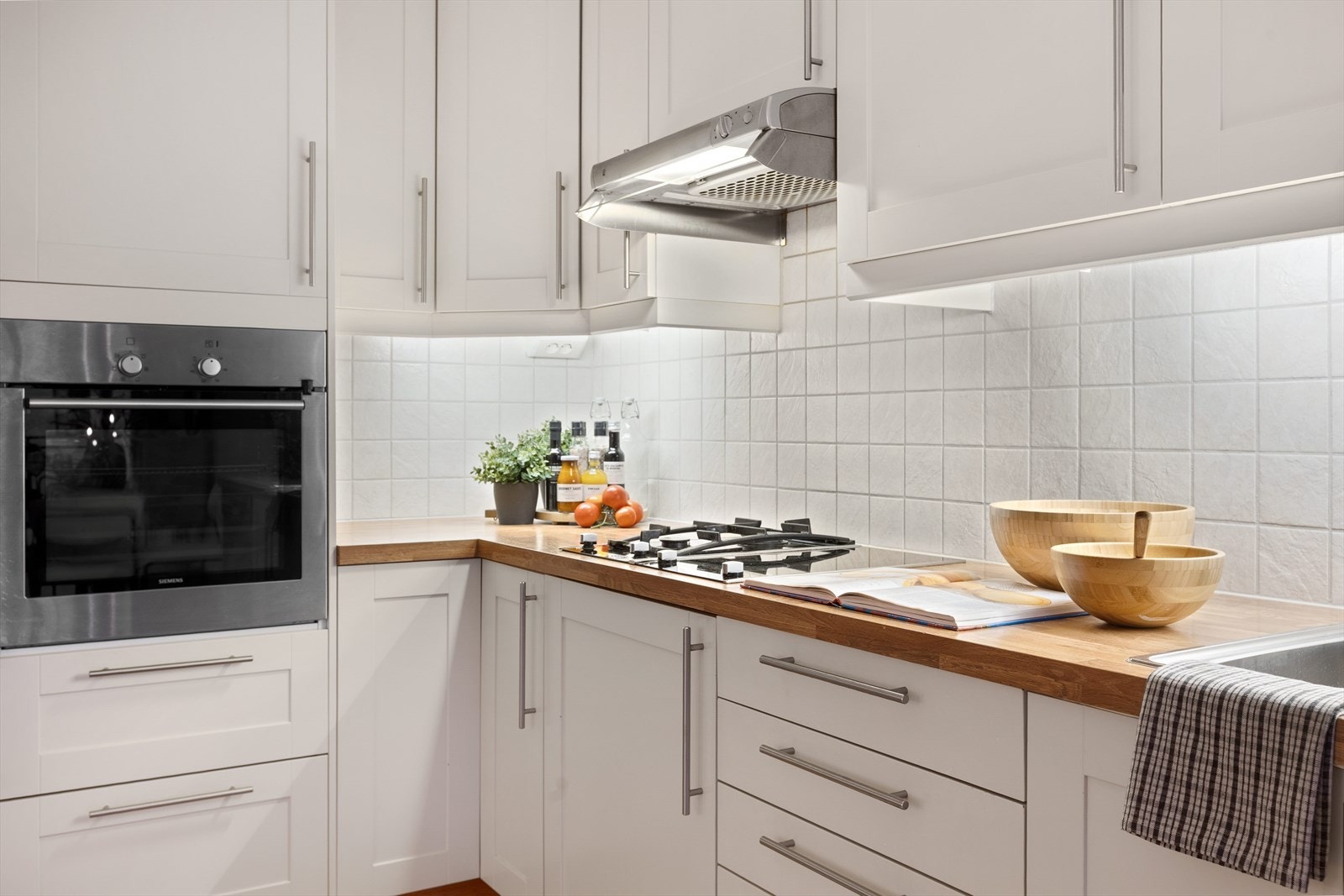 Stekeovn er integrert i høyskap, mens det ewr plass for frittståyende kjøleskap og oppvaskmaskin. I benkeplata er det nedfelt platetopp med to vanlige stekeplater og to gassbluss. Hvitevarene medfølger i handelen. Galleribilde