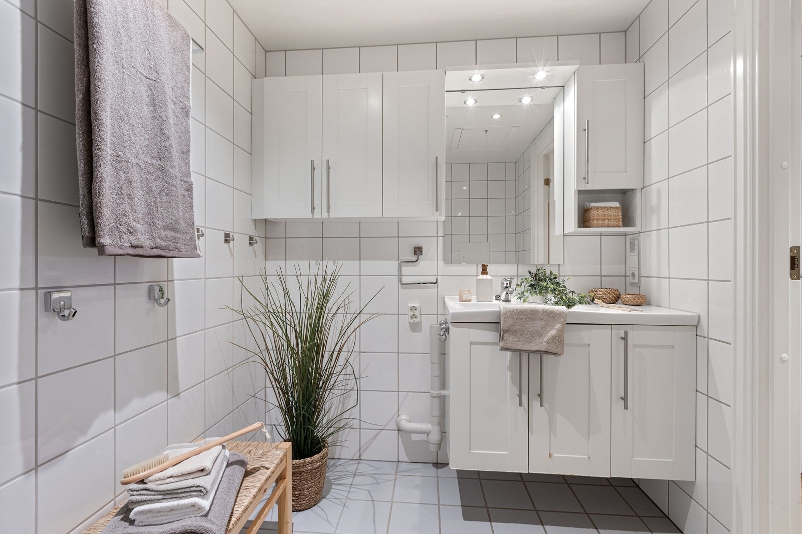 Det er godt med oppbevaringsplass på badet med underskap med heldekkende servant og veggskap over servanten. Speil med lys. Elektrisk uttak på vegg. Galleribilde