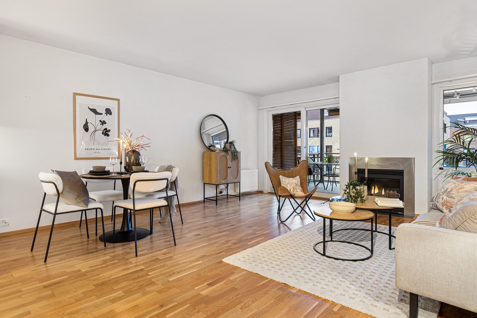 Stua er av god størrelse og det er plass til både en romslig sofagruppe med tilhørende sofabord, samt spisestue. Galleribilde