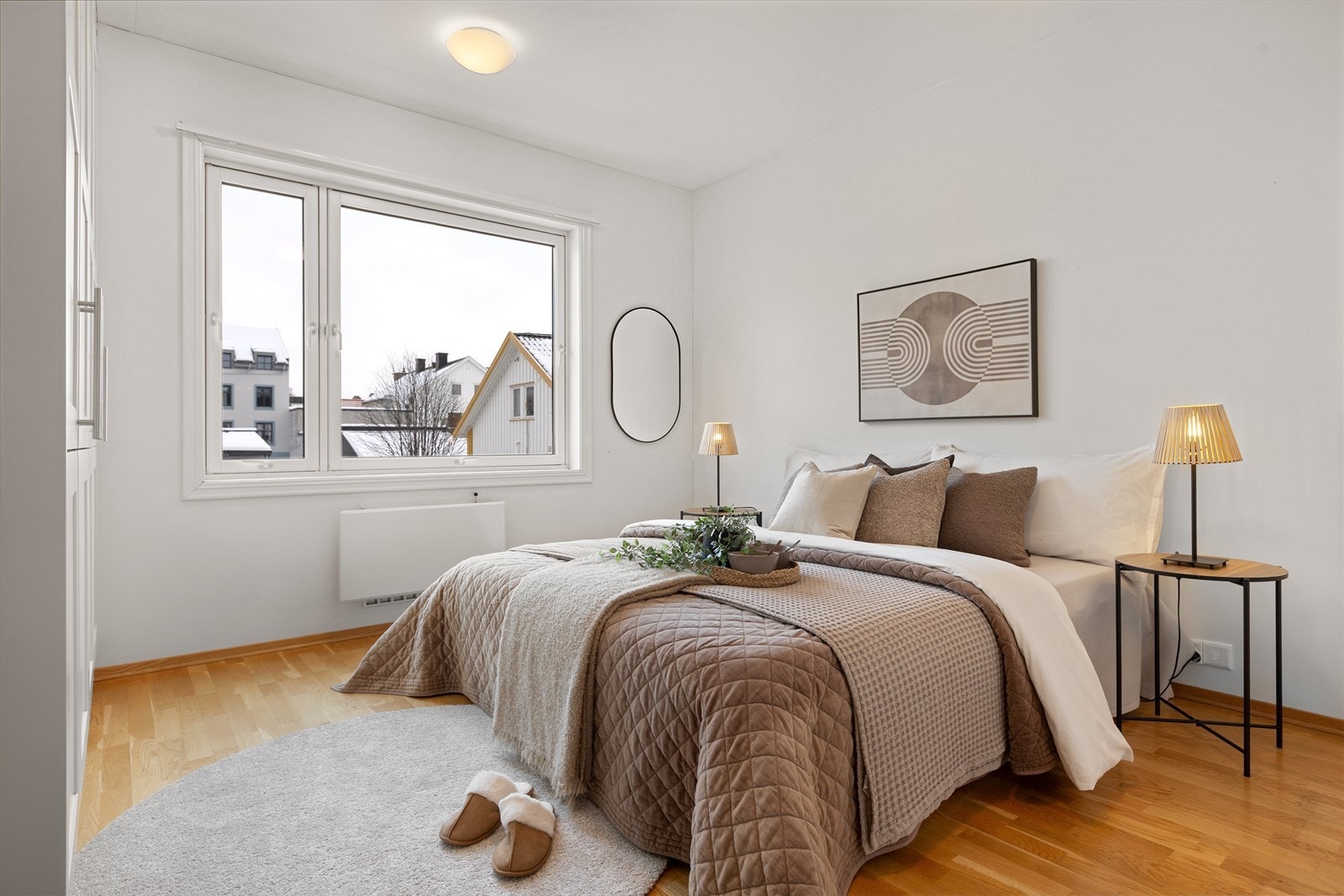 Leiligheten har to soverom, dette er det største. Galleribilde