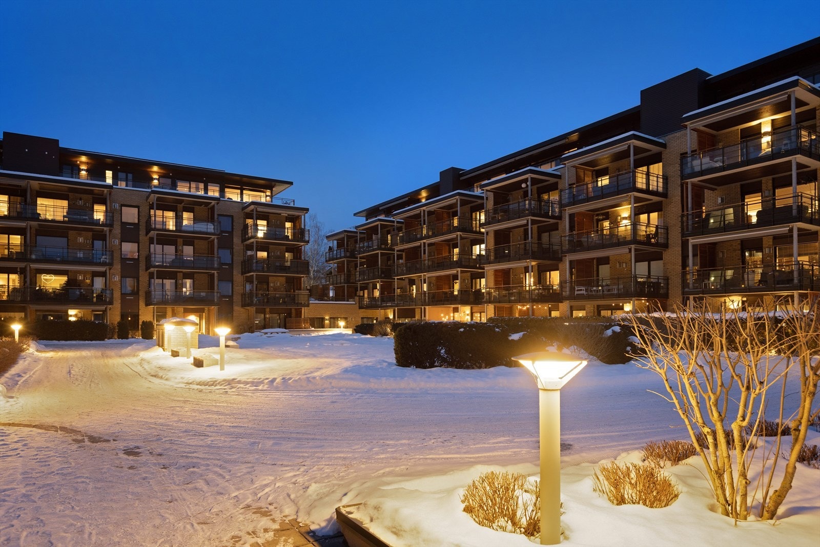 Borettslaget har et pent opparbeide gårdsrom. Galleribilde