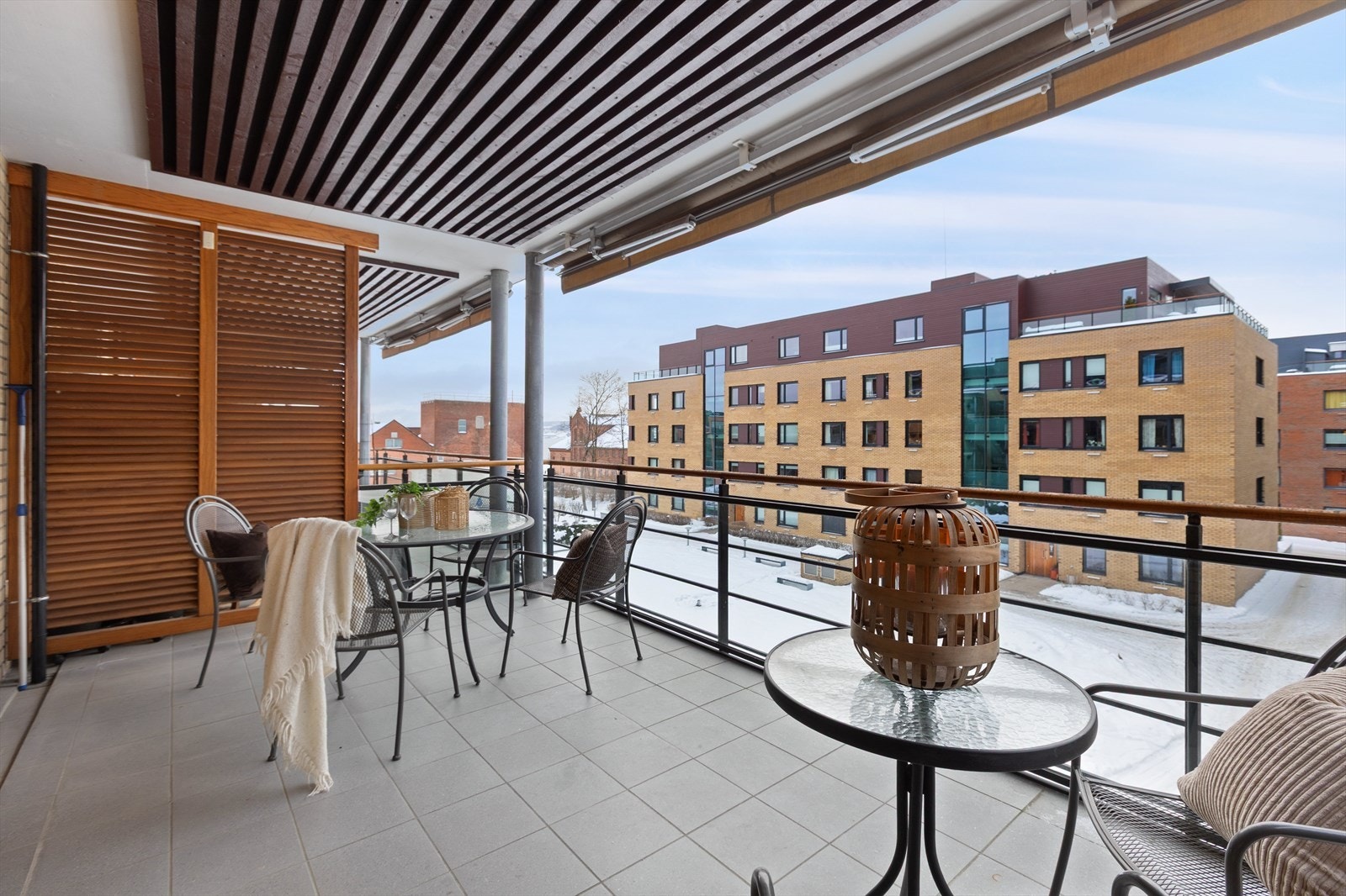 Balkongen er på ca. 14 m² og har fint utsyn inn mot borettslagets gårdsrom. Galleribilde