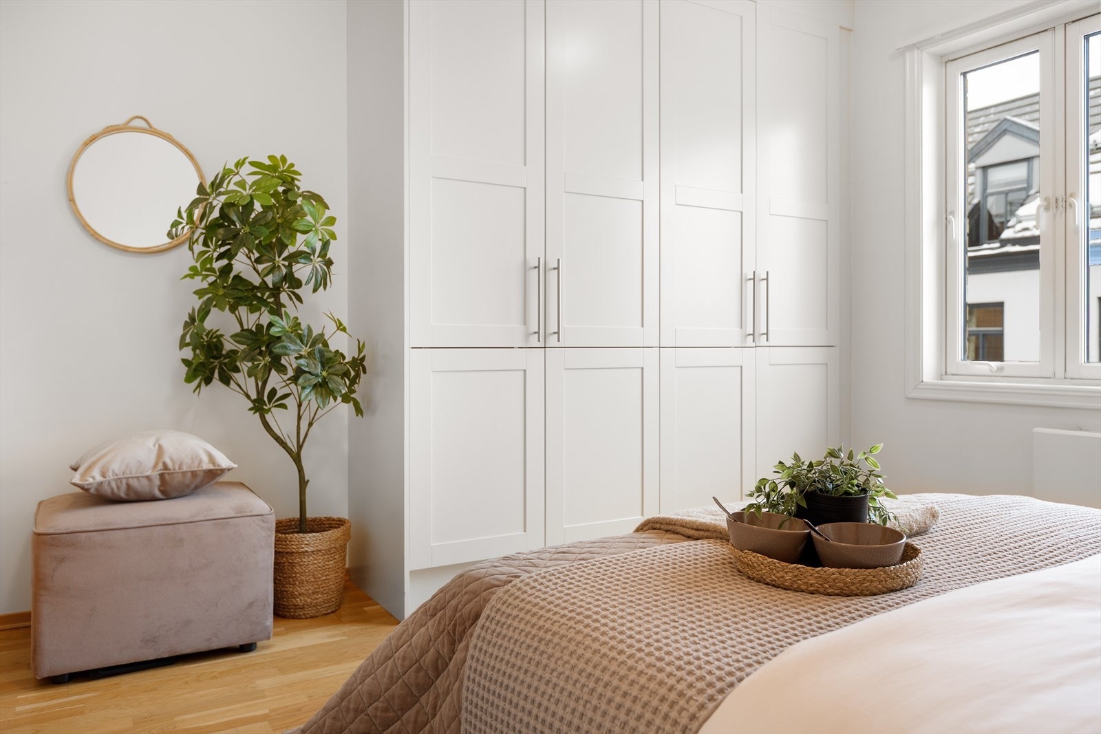 Det er montert klassiske garderobeskap. Galleribilde