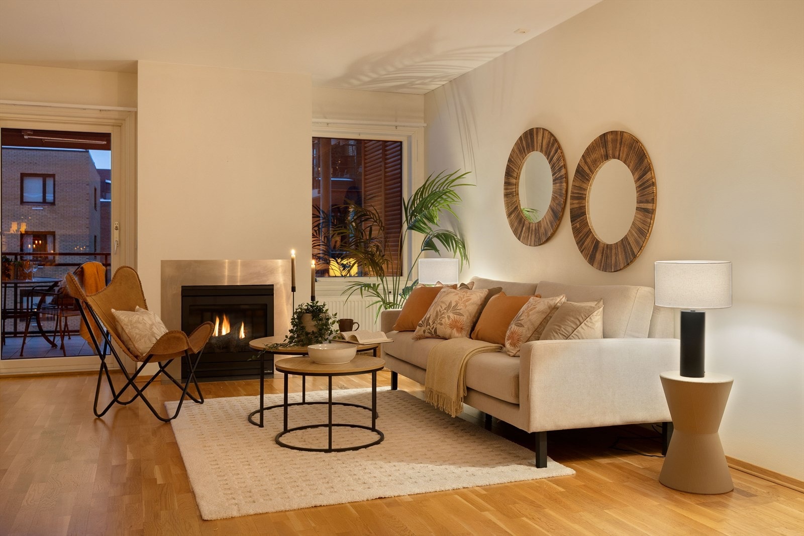 Det er lun stemning foran peisen om kvelden. Galleribilde