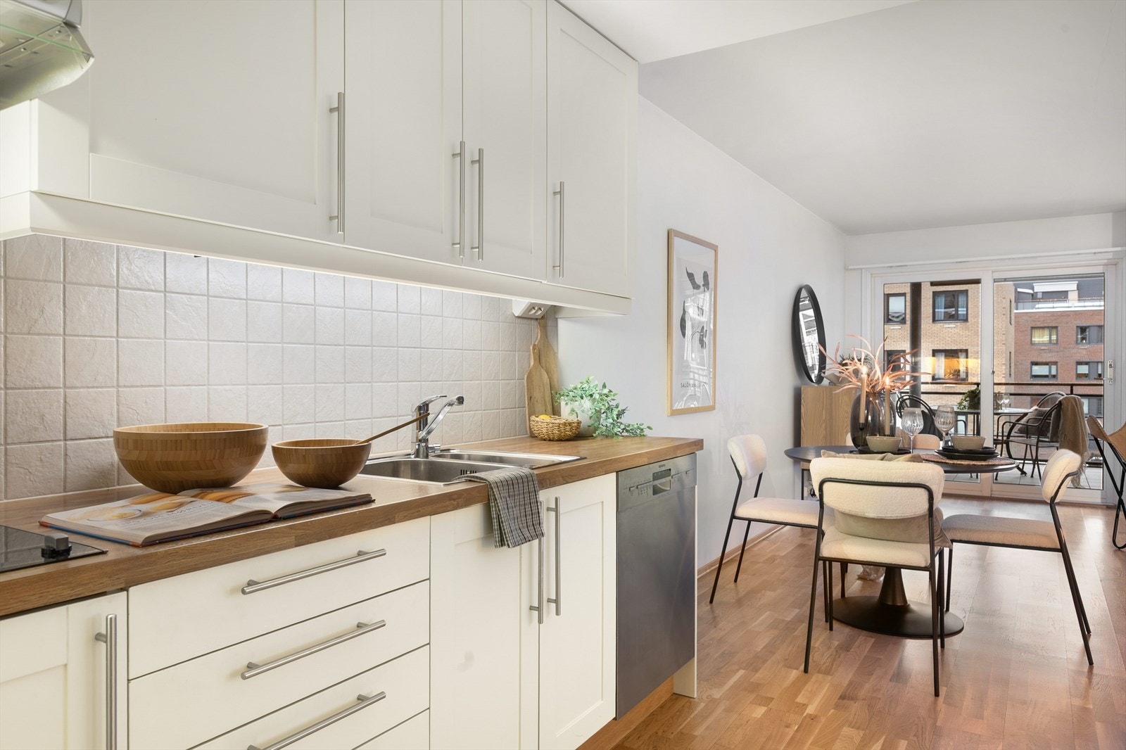 I benkeryggen er det påsatt fliser for enkel rengjøring. Galleribilde